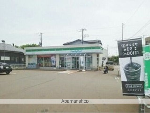 コンビニ　ファミリーマート（コンビニ）まで700m
