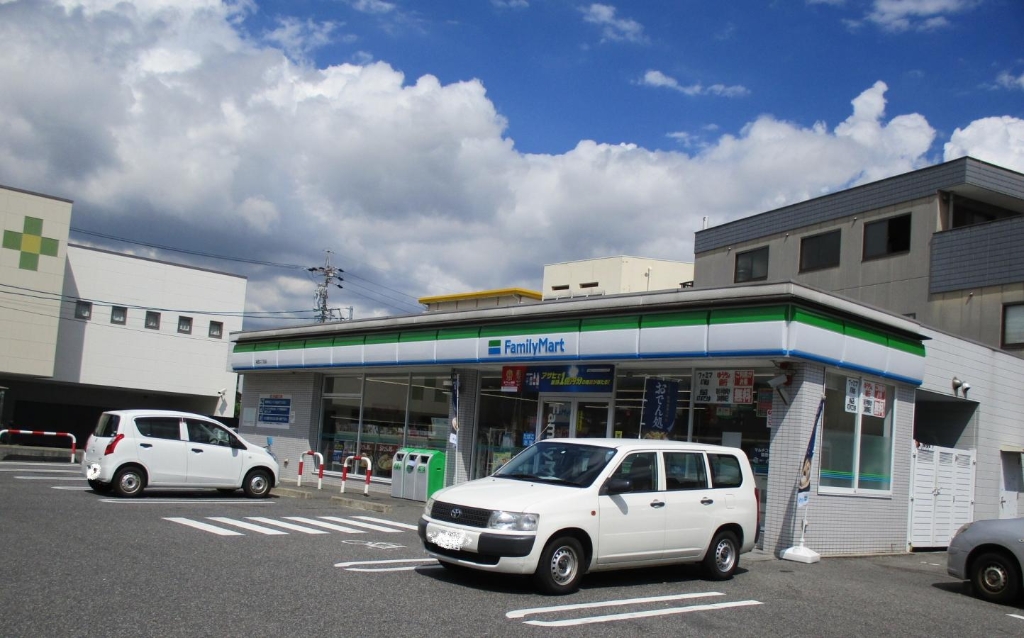 コンビニ　ファミリーマート 城西二丁目店（コンビニ）まで142m