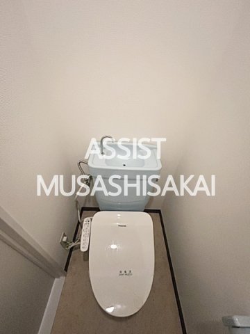 トイレ　写真：設備同仕様の別物件です
