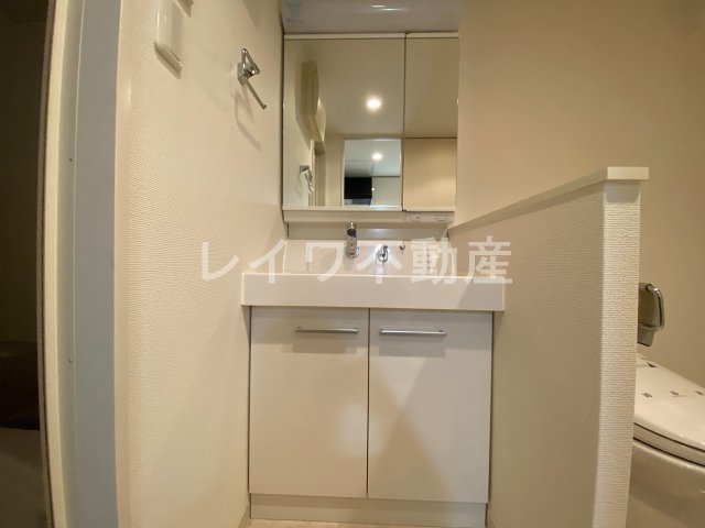 洗面設備　明るい洗面所です