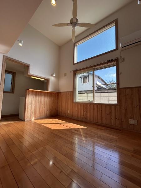 居室・リビング　天井が高く広いお部屋です