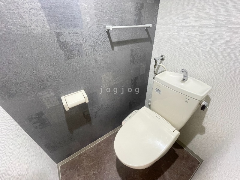 トイレ　嬉しい温水洗浄便座付きのトイレです。