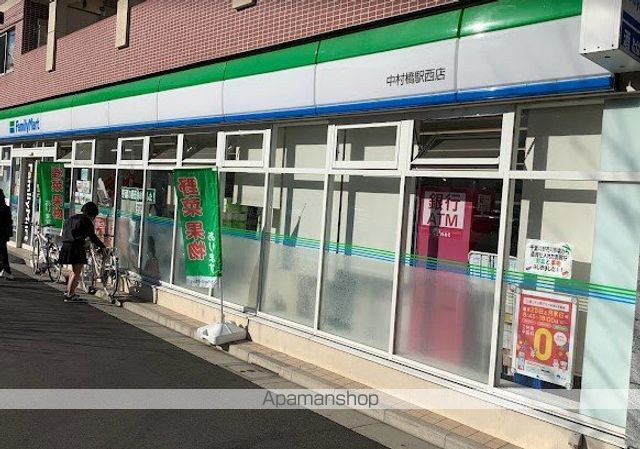 コンビニ　ファミリーマート（コンビニ）まで711m