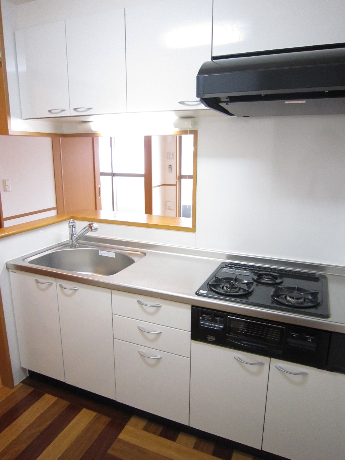 キッチン　３口コンログリル付き