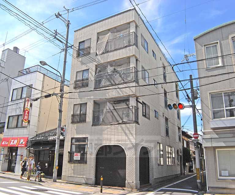 京都市上京区加賀屋町のマンションの建物外観