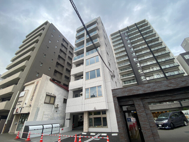 【札幌市中央区南一条西のマンションの建物外観】