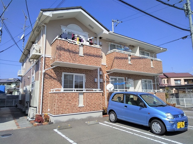 松山市古三津のアパートの建物外観