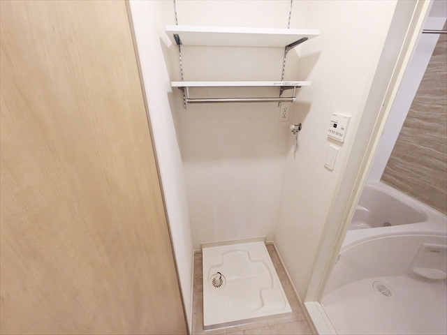 その他設備　洗濯パンと収納棚