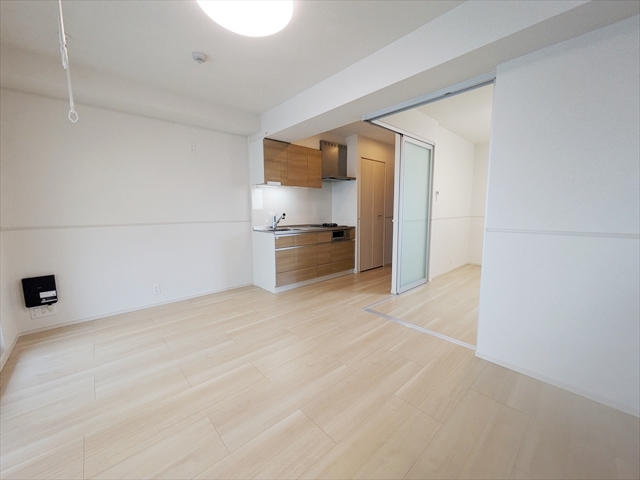 居室・リビング　リビングから洋室とキッチン