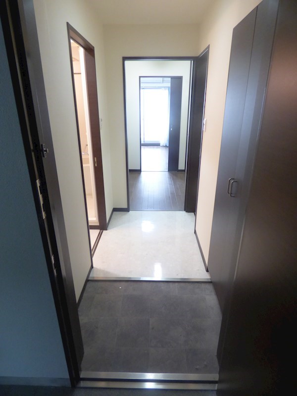 玄関　※同マンション別部屋参考写真