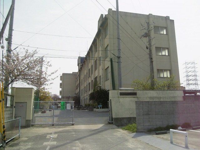 【八尾市南亀井町のマンションの中学校】