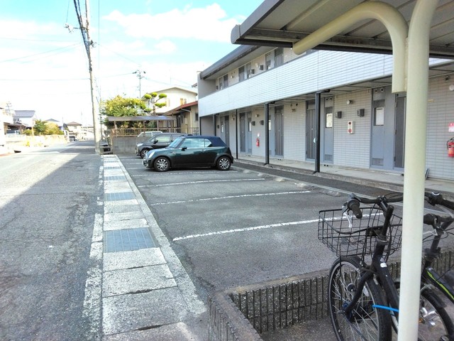 【福山市神辺町大字新徳田のアパートの駐車場】