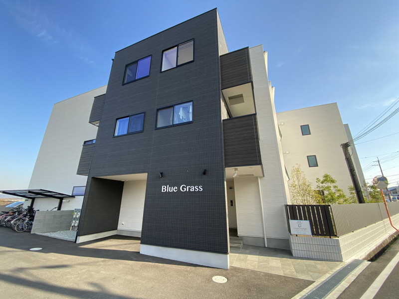 blue glassの建物外観