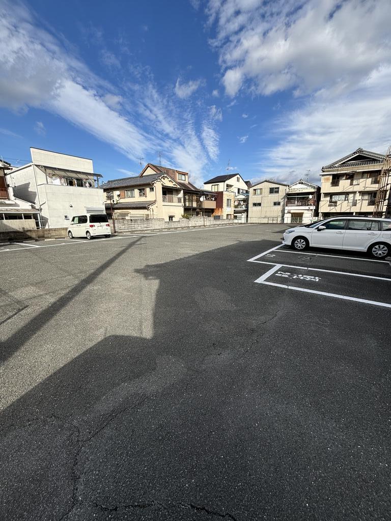 【羽曳野市島泉のアパートの駐車場】