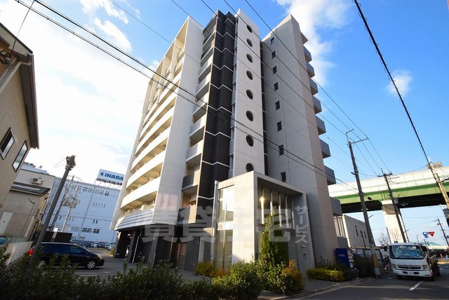 【東大阪市高井田中のマンションの建物外観】