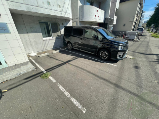 【ヒューガコテージの駐車場】