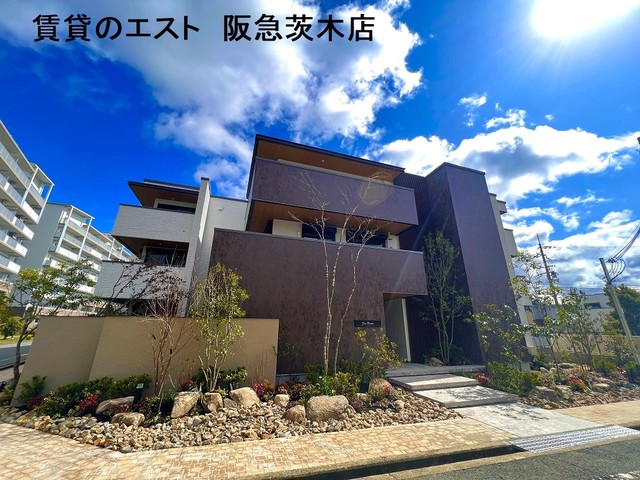 茨木市三島丘のマンションの建物外観