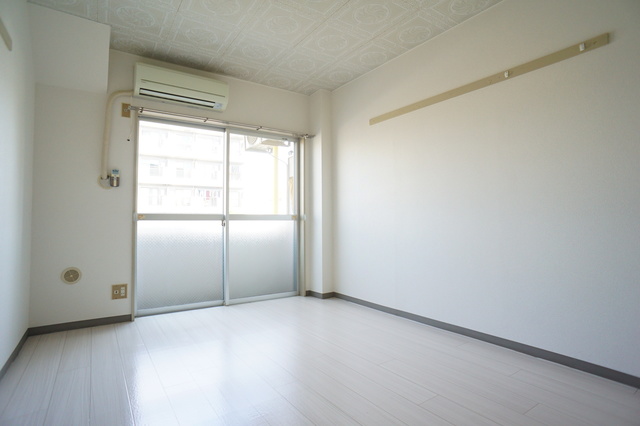 居室・リビング　白を基調とした室内でお部屋を明るく演出してくれます！