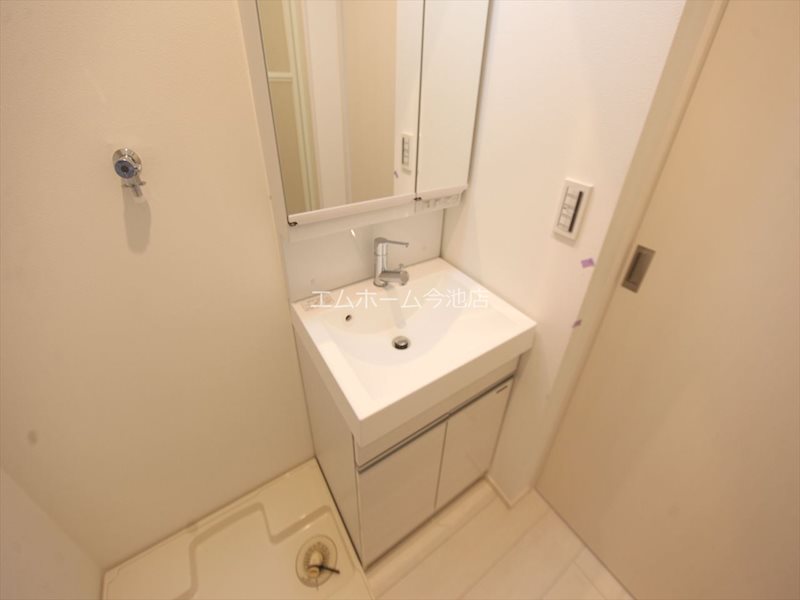 バス・シャワールーム　脱衣所　独立洗面台　室内洗濯機置き場