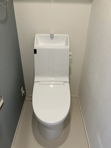 トイレ　落ち着いた色調のトイレです
