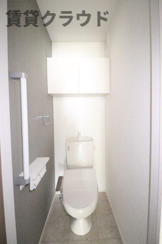 トイレ　落ち着いた色調のトイレです