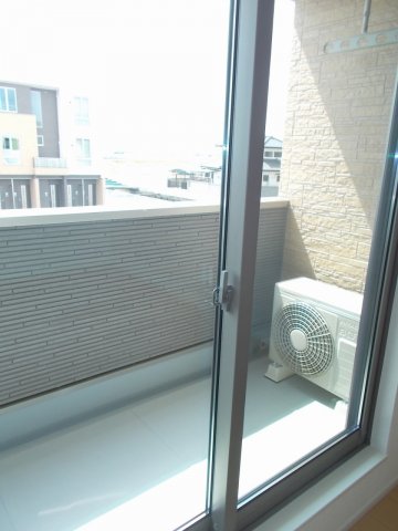 バルコニー　開放的で明るい空間を演出してくれるバルコニーです