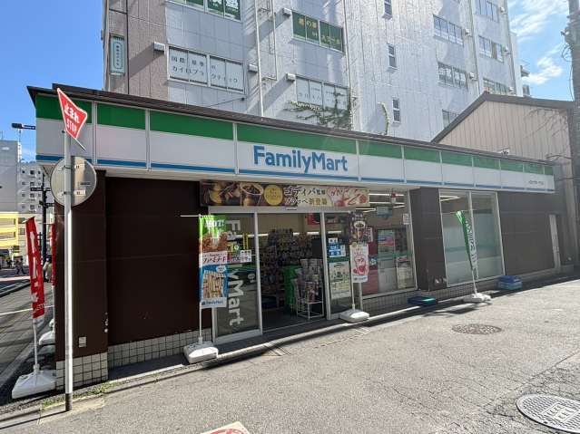 コンビニ　ファミリーマート（コンビニ）まで330m