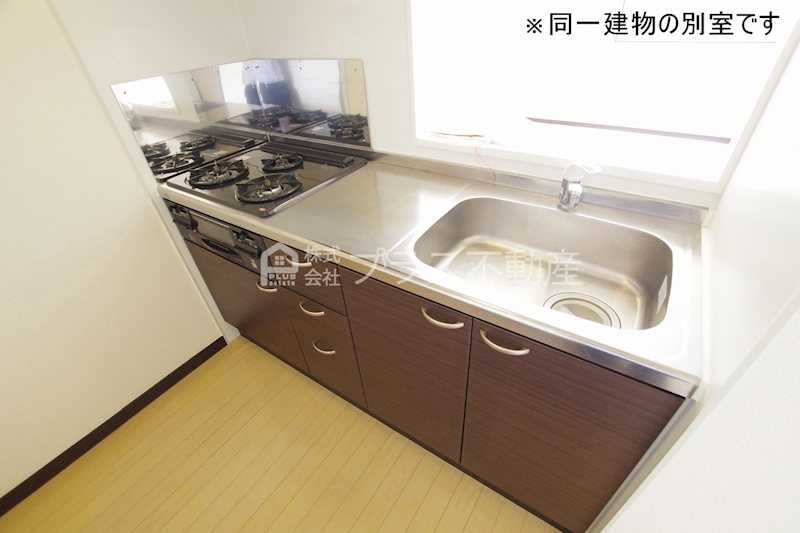 キッチン　システムキッチン（３口・グリル付き）
