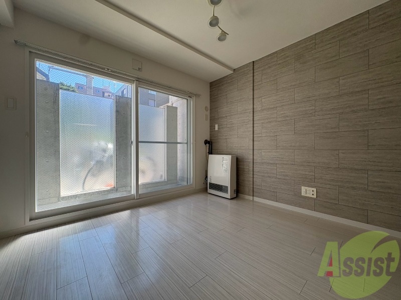 居室・リビング　日当たりが良くて心地よく過ごせそうなお部屋です。