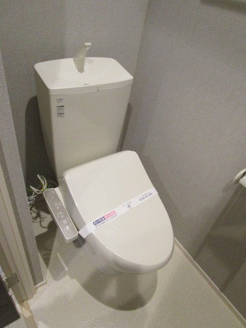 トイレ　ウォシュレット　上部収納付き