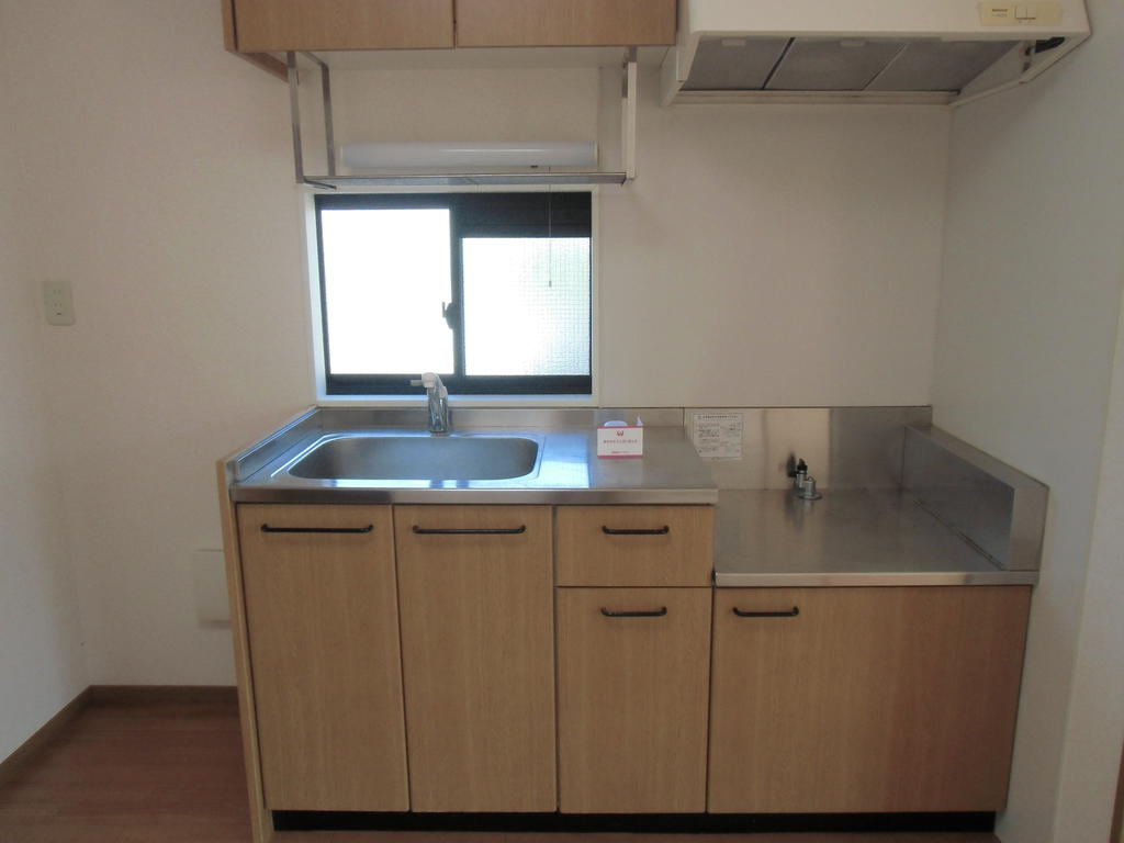 キッチン　窓付き明るいキッチン、リビングの家族の様子も伺えます