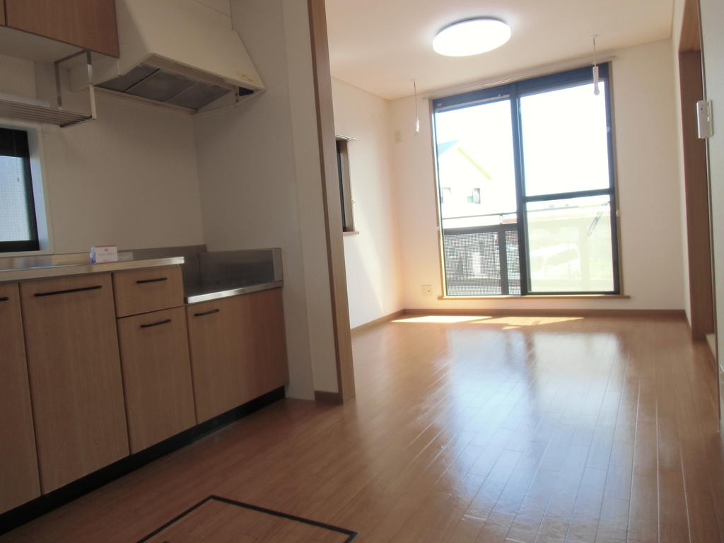 居室・リビング　明るい陽差しが入るリビング