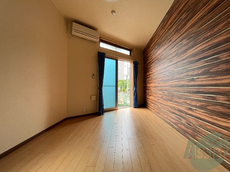 居室・リビング　５．６帖の洋室です。生活のメインとなる部屋ですね。