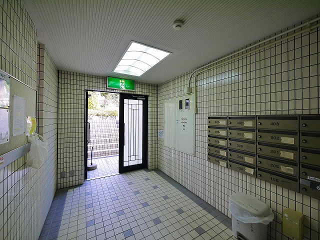 エントランス　落ち着いたエントランスです