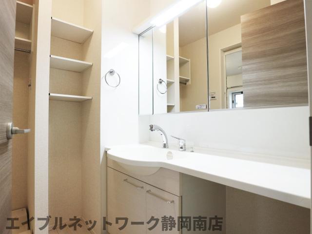 洗面設備　脱衣スペースもあります