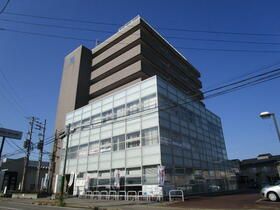 新潟市中央区鐙西のマンションの建物外観