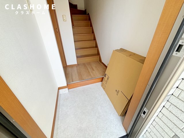 玄関　同物件の別部屋になります。