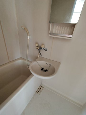 バス・シャワールーム　浴室でございます。