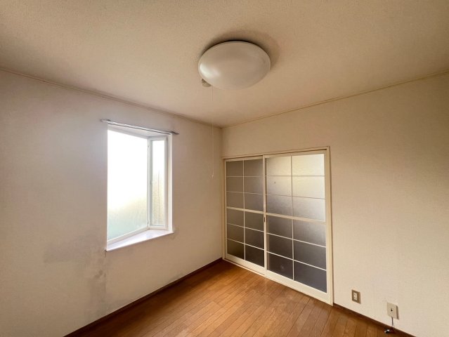 居室・リビング　出窓から光が入り明るい洋室です。