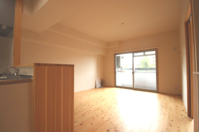 居室・リビング　こちらのリビングで趣味の時間をお楽しみください※別号室の写真