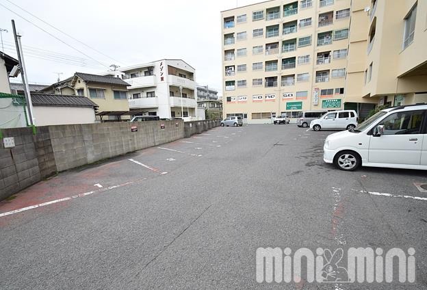 【衣山駅前マンションの駐車場】