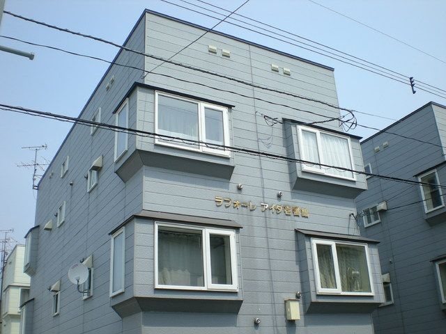 札幌市南区澄川二条のアパートの建物外観