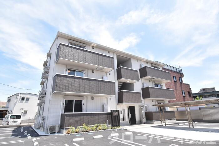 丸亀市中府町のアパートの建物外観