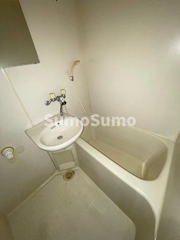 洗面設備　独立洗面台、小物を置くことができて便利です