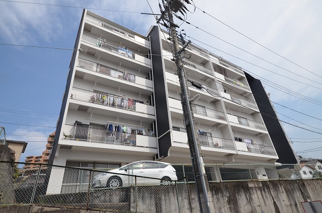 河原マンションの建物外観