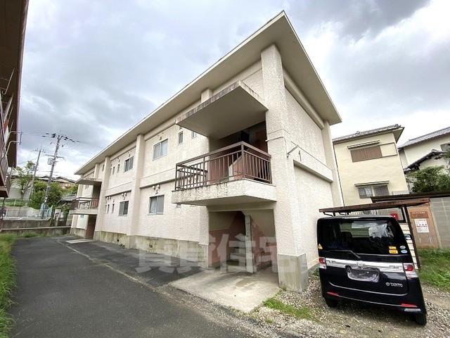 奈良市学園朝日元町のマンションの建物外観