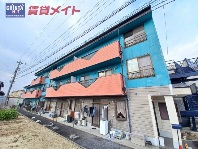 鈴鹿市高岡町のマンションの建物外観