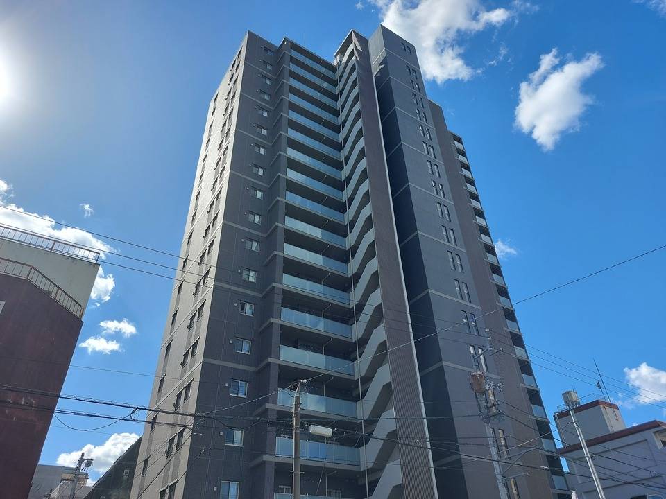 松山市一番町のマンションの建物外観