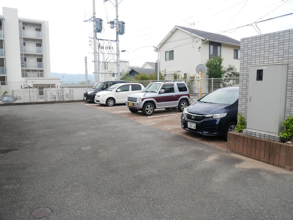 【クリエイト元浜の駐車場】