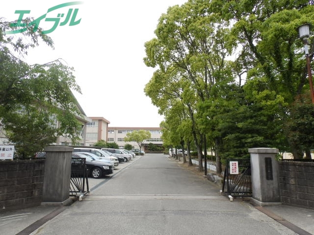 中学校　松阪市立中部中学校（中学校）まで2200m